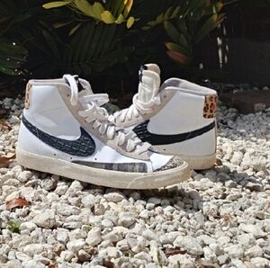 Nike White and Black Athletic Shoes with Iconic Swoosh